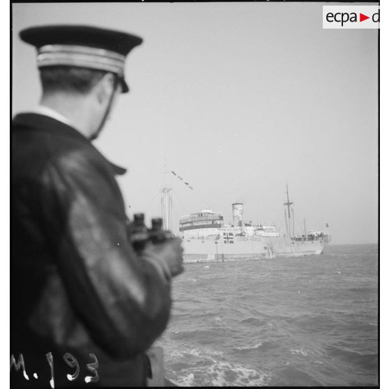 Le capitaine de frégate Maurice Guierre, commandant la police de la navigation et la direction du blocus à Dunkerque, observe à l'horizon le navire marchand norvégien Lenda.