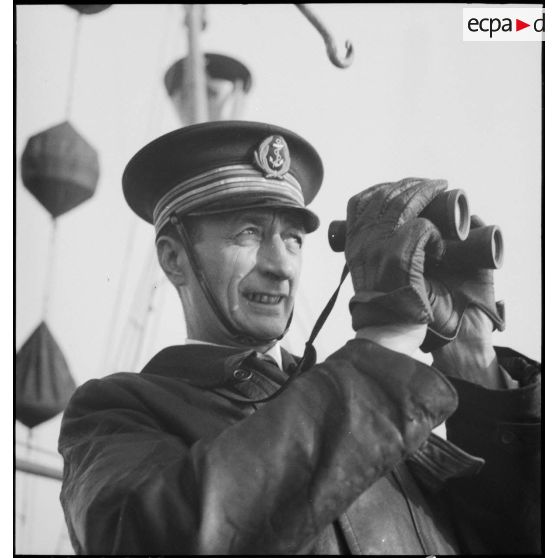 Portrait du capitaine de frégate Maurice Guierre, commandant la police de la navigation et la direction du blocus à Dunkerque à bord d'un patrouilleur.