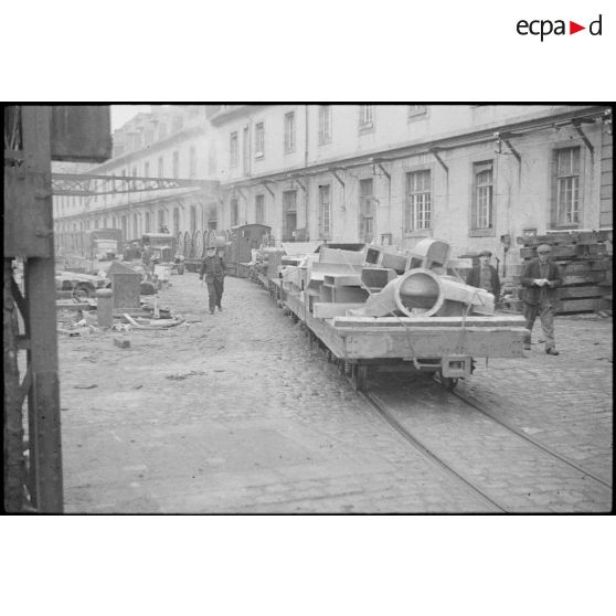 Pièces de fonte usinées sur un wagon à l'arsenal de Brest.