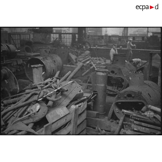 Anciennes pièces de chaudières de navires dans un atelier de l'arsenal de Brest.