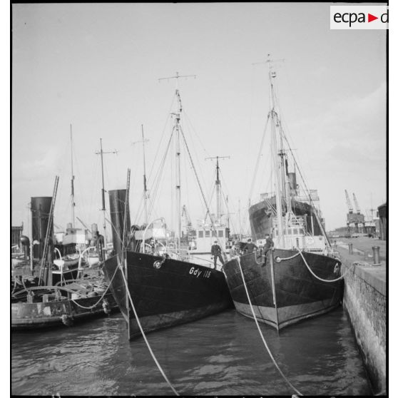 Navires marchands polonais au mouillage dans le port de Dunkerque.