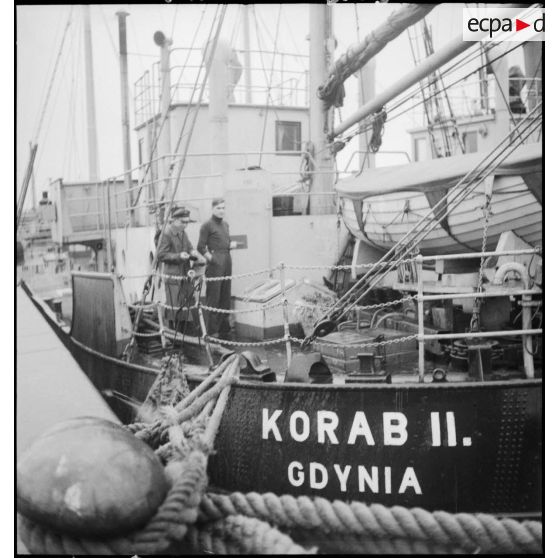 Le navire marchand polonais Korab II au mouillage dans le port de Dunkerque.