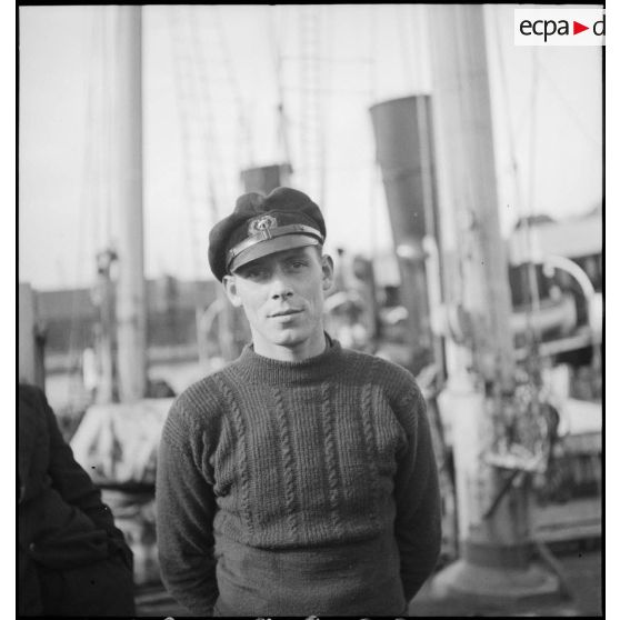 Portrait du capitaine commandant le navire marchand polonais Korab II, amarré dans le port de Dunkerque.