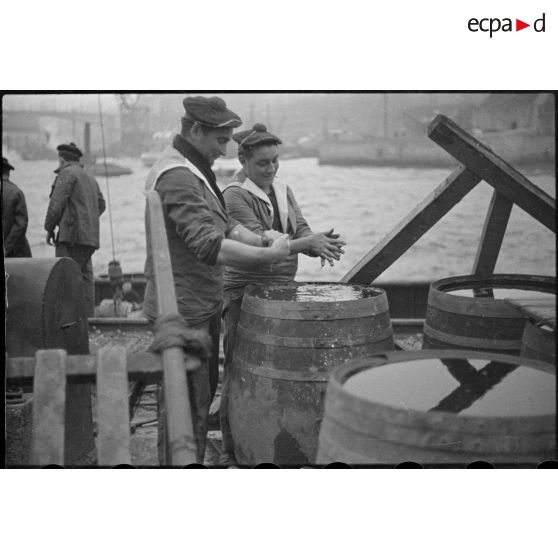 Des marins, de corvée de vivres à l'arsenal de Brest, se lavent les mains.