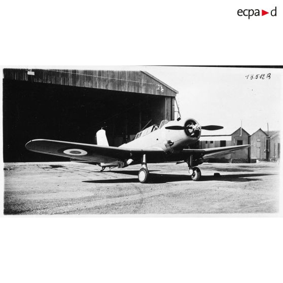 Avion de reconnaissance et de bombardement Chance Vought V-156 devant un hangar.