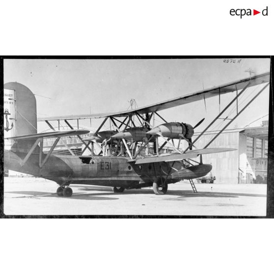 Hydravion de reconnaissance Bréguet 521 Bizerte parqué devant un hangar.