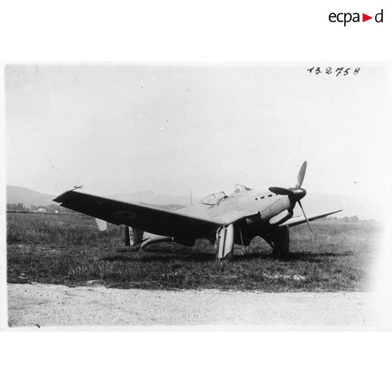 Bombardier en piqué Loire Nieuport 40 sur un terrain d'aviation.