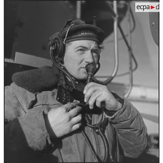 Portrait d'un téléphoniste à son poste de veille à bord du cuirassé Dunkerque.