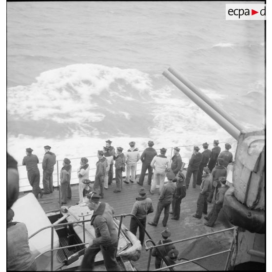 Matelots du pont et des machines au repos sur le cuirassé Dunkerque.