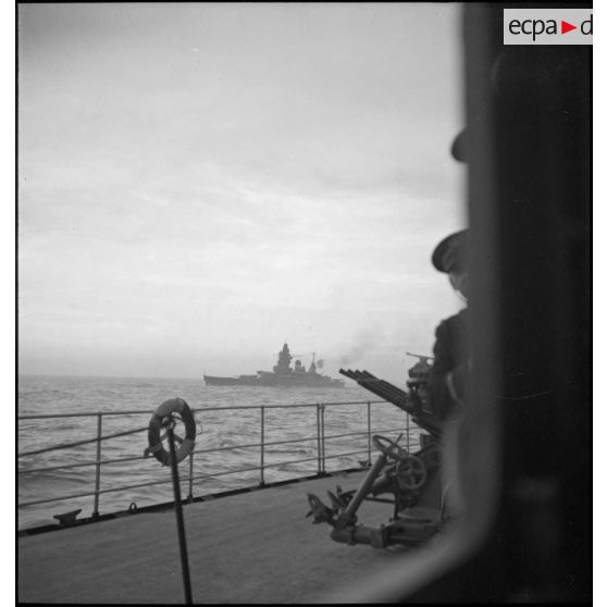 Vue bâbord du cuirassé Strasbourg en mer, depuis le cuirassé Dunkerque.