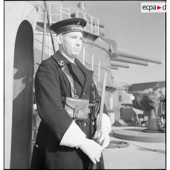 Portrait d'un marin en faction sur le cuirassé Strasbourg.