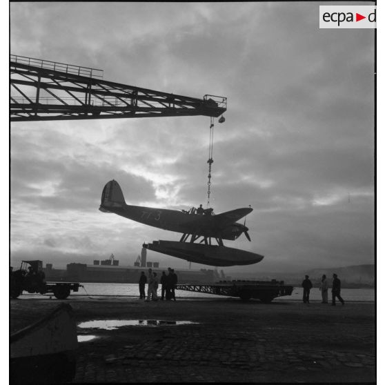 Mise à l'eau d'un hydravion Latécoère 298 de l'escadrille de torpillage T1 à l'aide d'une grue.