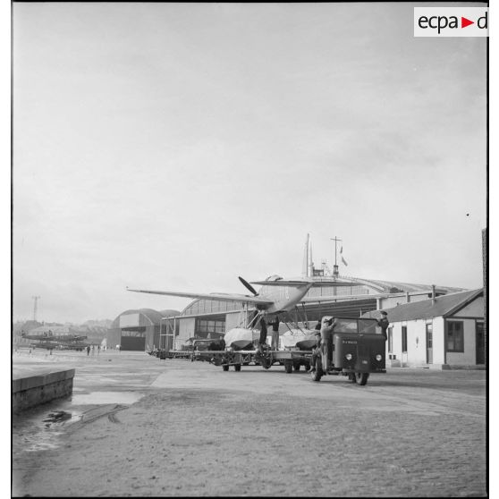 Remorquage d'un hydravion Latécoère 298 sur la base d'aéronautique navale (BAN) de Cherbourg-Chantereyne.