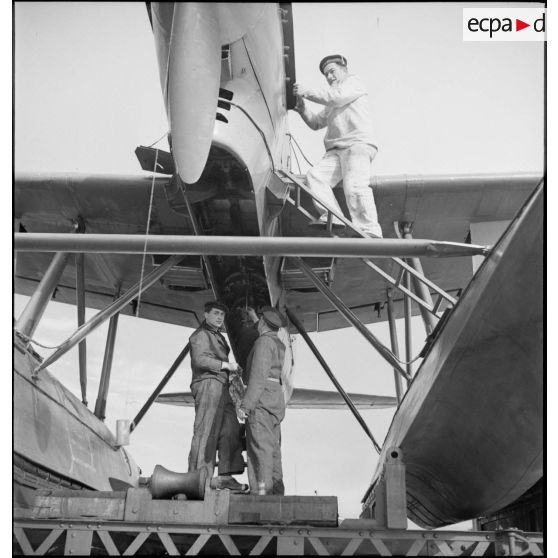 Des mécaniciens font une maintenance sur un hydravion Latécoère 298 sur la base aéronautique navale (BAN) de Cherbourg.