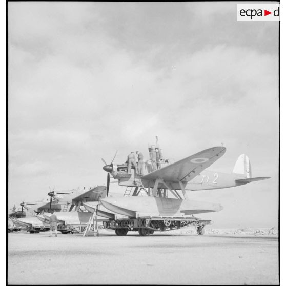 Hydravions Latécoère 298 de l'escadrille de torpillage T1 sur remorques, parqués sur la base aéronautique navale (BAN) de Cherbourg.