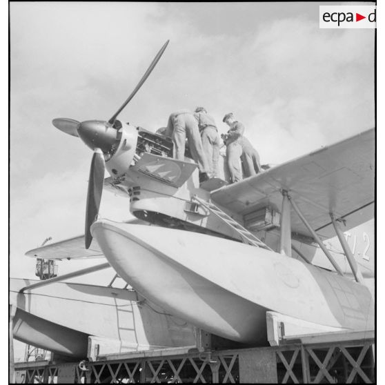 Des mécaniciens vérifient le moteur d'un hydravion Latécoère 298 de l'escadrille de torpillage T1 sur la base aéronautique navale de Cherbourg.