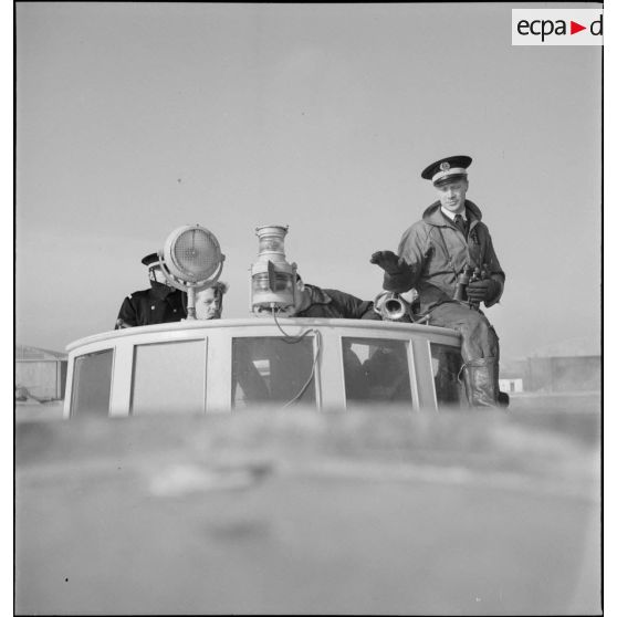 Equipage à bord d'une vedette de la base aéronautique navale de Cherbourg-Chantereyne.