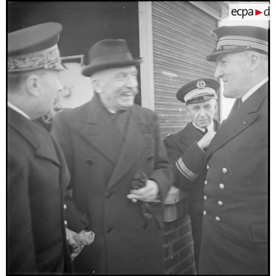 Georges Pernot, ministre du Blocus est accueilli à bord d'un navire au Havre.