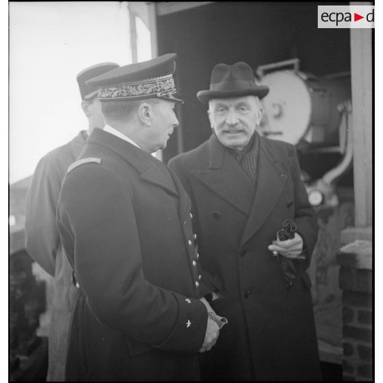 Georges Pernot, ministre du Blocus est accueilli à bord d'un navire au Havre.