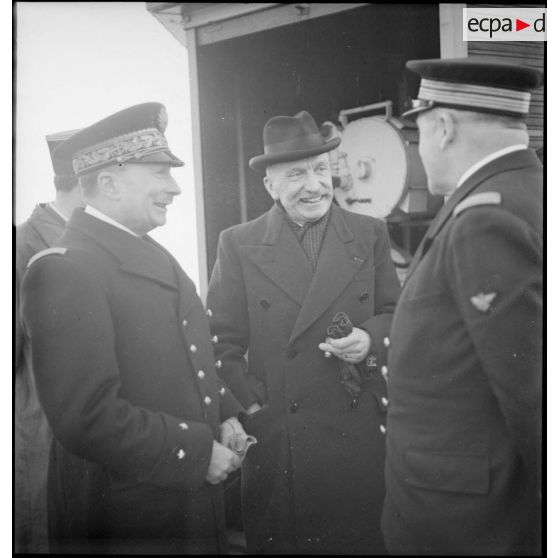 Georges Pernot, ministre du Blocus est accueilli à bord d'un navire au Havre.