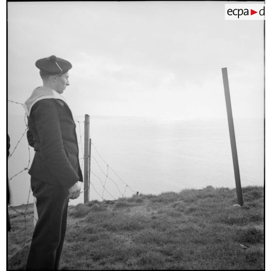 Un marin regarde l'horizon sur La Manche depuis les hauteurs du fort de Sainte-Adresse.