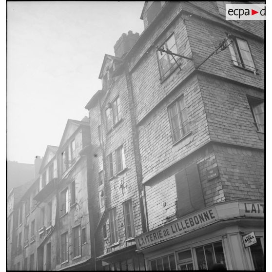 Vue en contre-plongée sur les bâtiments bordant la rue Saint-Julien au Havre.