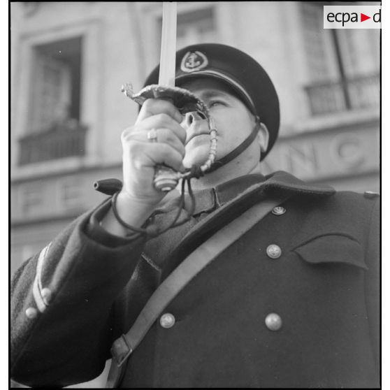 Un premier maître présente les armes lors de la visite du ministre Georges Pernot au Havre.