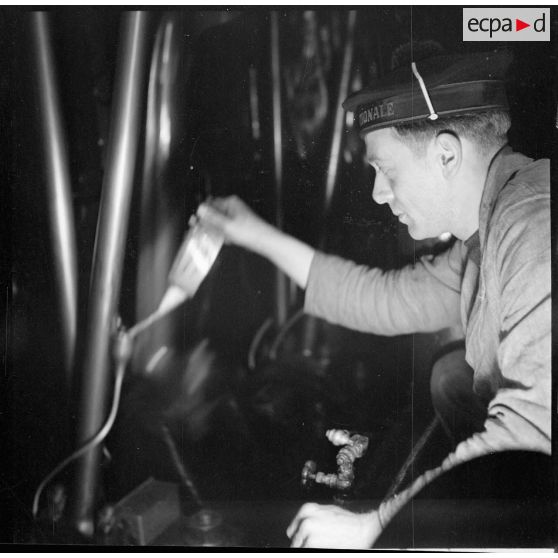 Maintenance dans la salle des machines du patrouilleur La Lorientaise.