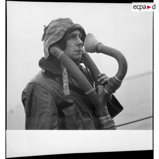 Portait d'un chef de pièce sur le pont du patrouilleur La Lorientaise.