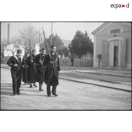 Séance d'ordre serré pour des marins algériens, dits Baharia, sous le commandement d'un maître.