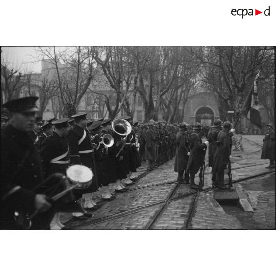 Unité de l'armée de Terre et fanfare de la Marine nationale en place pour une prise d'armes.