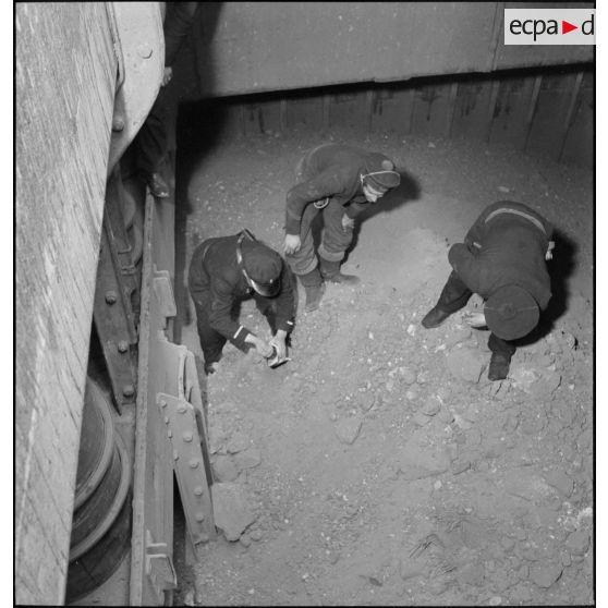 Marins français inspectant les cales du navire marchand allemand le Rostock.