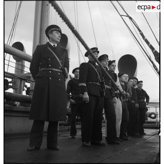 Officiers, officiers mariniers et membres d'équipage de l'aviso dragueur de mines Elan.