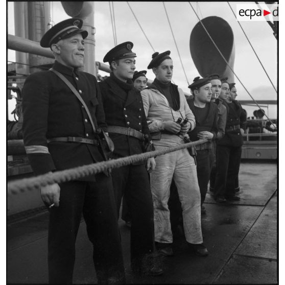 Officiers, officiers mariniers et membres d'équipage de l'aviso dragueur de mines Elan.