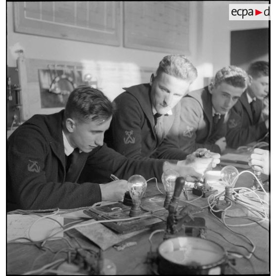 Des élèves officiers de l'Ecole navale font des exercices pratiques d'électricité.