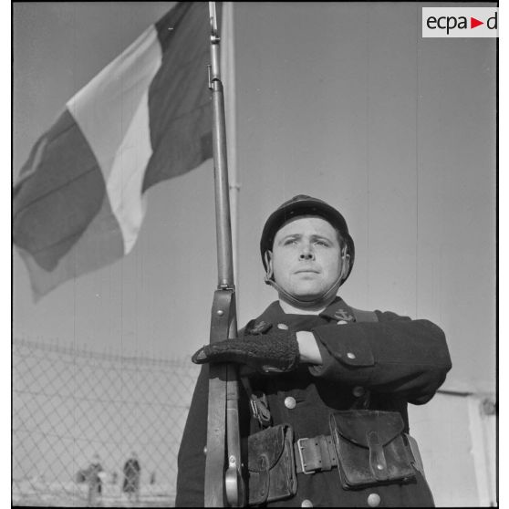 Portrait d'un marin, sentinelle de défense côtière, au "présentez-armes".