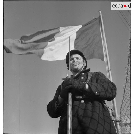 Portrait en contre-plongée d'un marin, sentinelle de défense côtière dans la région de Brest.