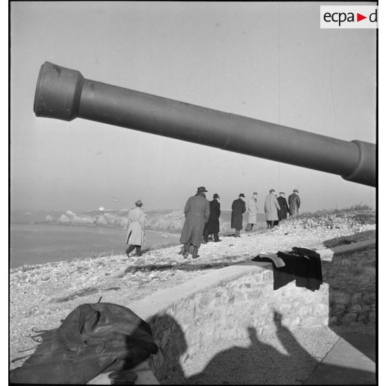 Journalistes américains en visite sur des ourages de défense côtière sur le littoral brestois.