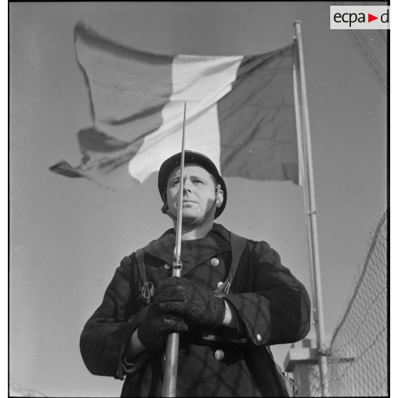 Portrait en contre-plongée d'un marin, sentinelle de la défense côtière dans la région de Brest.