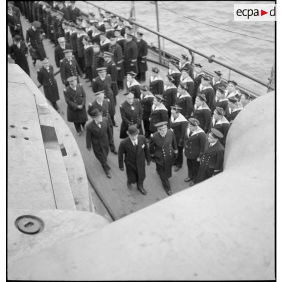 Albert Lebrun, président de la République, accompagnés de César Campinchi, ministre de la Marine et de l'amiral de la flotte François Darlan, commandant en chef des forces maritimes, sont à bord du cuirassé Richelieu dans le port de Brest.