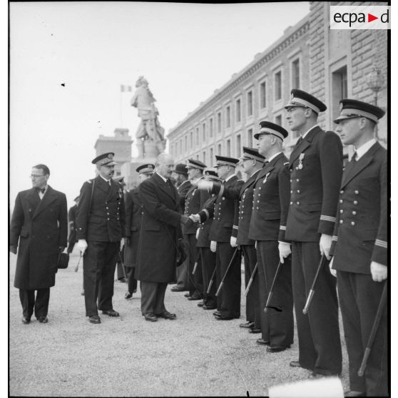 Lors d'une visite et d'une cérémonie à l'Ecole navale, le président de la République, Albert Lebrun, passe en revue et salue les cadres de l'état-major de l'école.