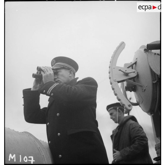 Un enseigne de vaisseau, de quart à la passerelle, observe l'horizon à bord de l'aviso Amiral Mouchez au large de Dunkerque.