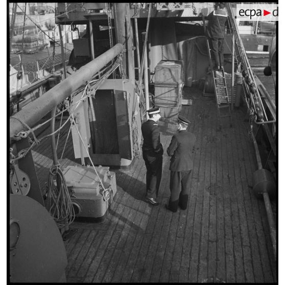 Le commandant du patrouilleur La Lorientaise discute avec un officier marinier sur le pont du navire.