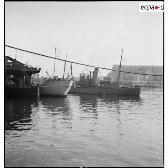 Vue bâbord du patrouilleur La Lorientaise, ancien chalutier anglais, probablement dans le port de Cherbourg.