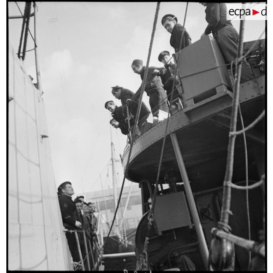 Marins du patrouilleur La Lorientaise en discussion.