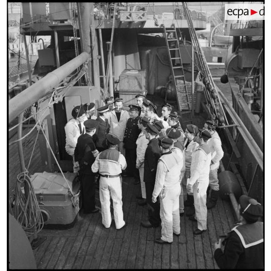 Portrait de groupe de l'état-major et de l'équipage du patrouilleur La Liorentaise, rassemblés sur le pont du navire à quai dans le port.