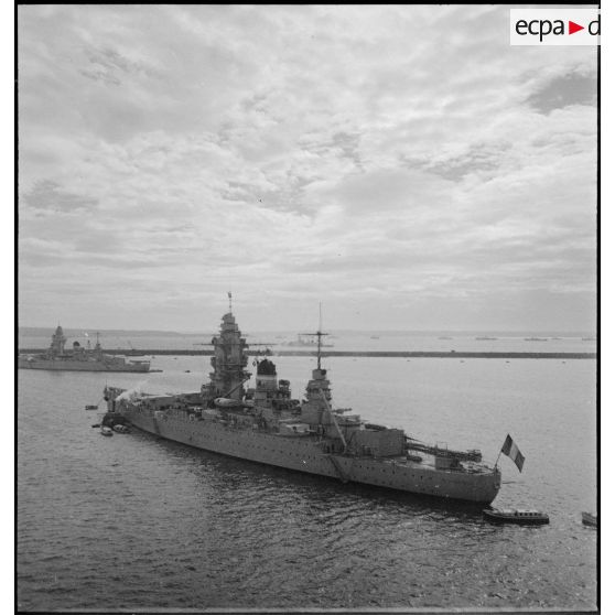 Les cuirassés (ou navires de ligne) le Dunkerque et le Strasbourg au mouillage dans la rade de Brest.