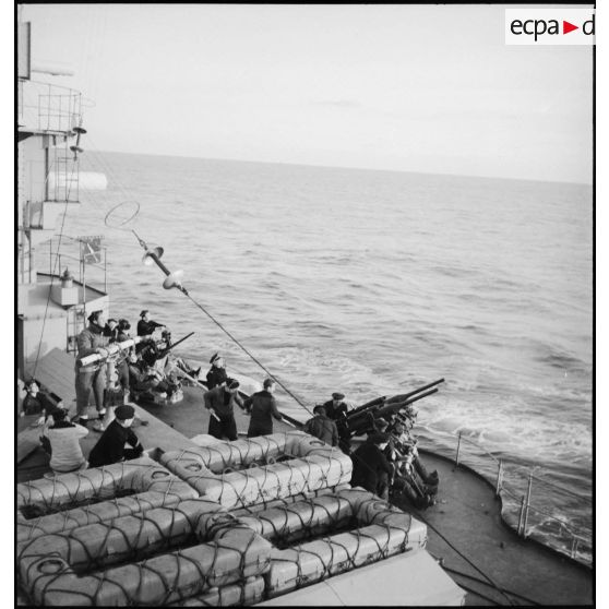 Exercice de lutte antiaérienne à bord du cuirassé (ou navire de ligne) le Dunkerque.