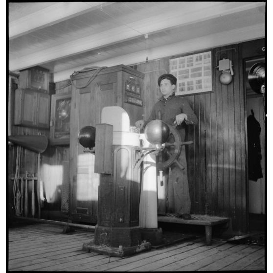 L'homme de barre (ou timonier) à son poste à bord du cargo réquisitionné Yang Tsé.