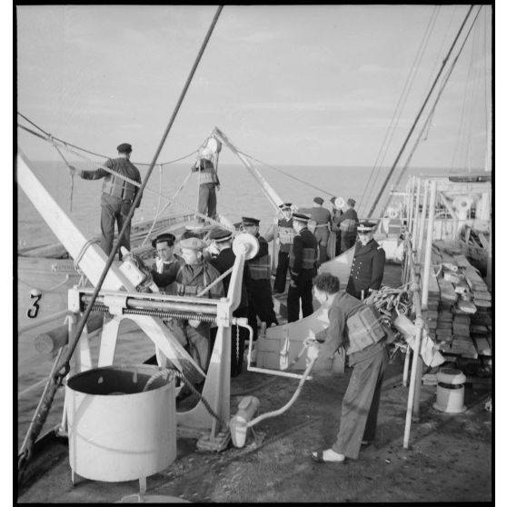 Exercice d'évacuation de l'équipage avec mise à l'eau des chaloupes à bord du cargo réquisitionné Yang Tsé.